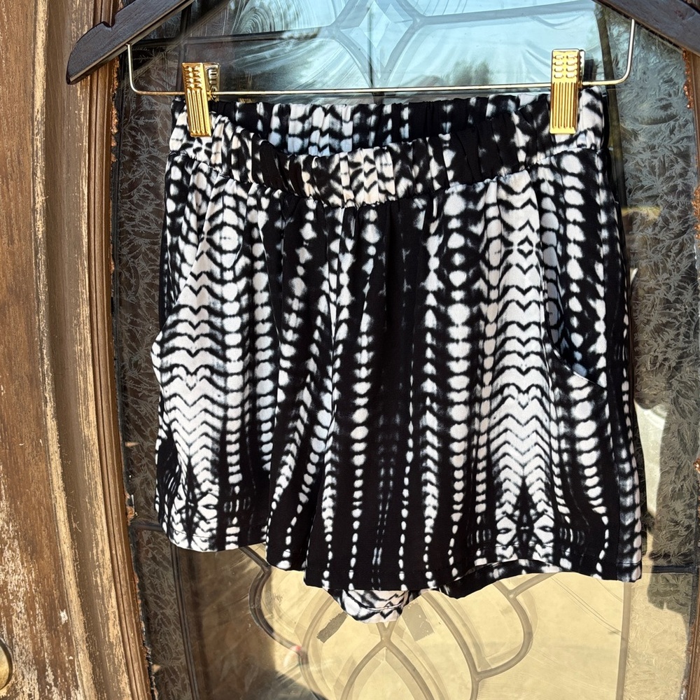 TYCHE lounge  SHORTS! Small